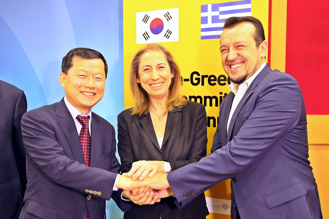 After the 2nd Korea-Greece e-Government Cooperation Committee Meeting, Vice Minister Shim Bo-kyun took photos with Greek Minister of Digital Policy, Telecommunications and Media Nikos Pappas (1st from the right) and Minister of Administrative Reform and e-Government Marilisa Xonogiannakopoulou (center). 