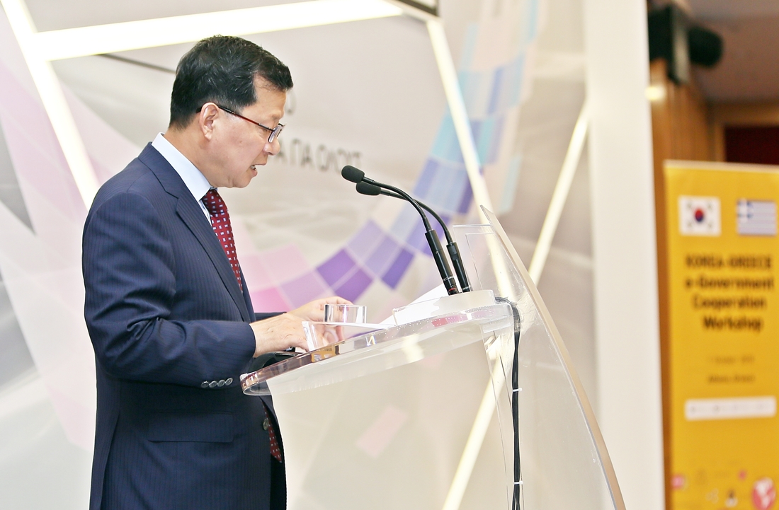 Vice Minister Shim Bo-kyun attended the Korea-Greece e-Government Cooperation Forum and delivered an opening speech on October 1 at the Ministry of Digital Policy, Telecommunications and Media in Athens, Greece.