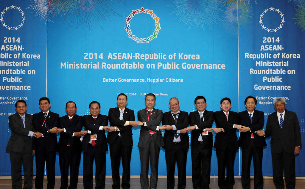 Minister Chong, Jong-sup of Government Administration and Home Affairs hosted the ASEAN-ROK Ministerial Roundtable and Exhibition on Public Governance as official side events to the 2014 ASEAN-ROK Commemorative Summit.