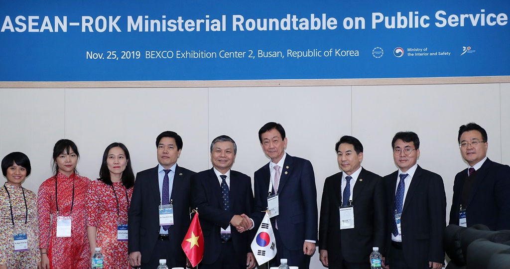 Minister Chin Young (4th from R) is shaking hands with Vice Minister Nguyen Trong Thua of Home Affairs of Vietnam, who attended the ASEAN-ROK Exhibition on Public Service Innovation, after discussing ways to enhance cooperation in public administration on November 25 in BEXCO, Busan.
