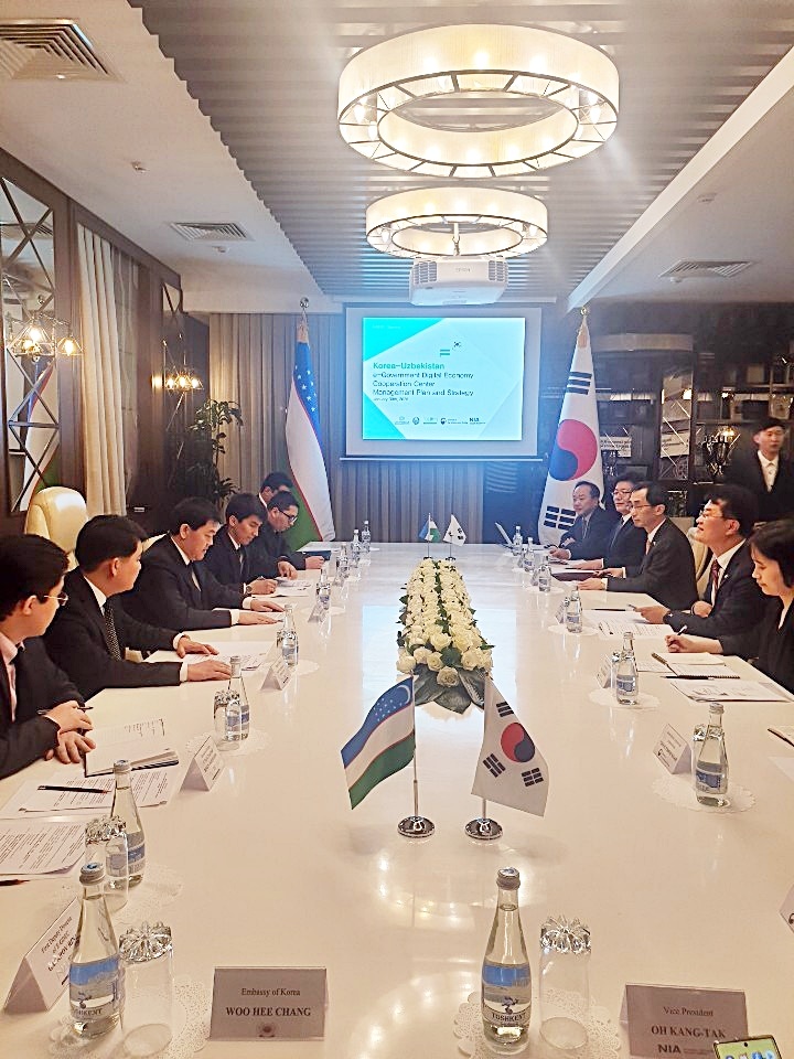 Vice Minister Yoon Jong-in (2nd from right) and Director Dmitry Romanovich Lee (3rd from left) are sharing thoughts on the establishment of the e-government and digital economy cooperation center and development of e-government at the Korea-Uzbekistan e-Government Cooperation Committee meeting on January 30 in Tashkent, Uzbekistan.