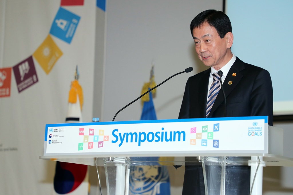진영 장관이 21일 오전 인천광역시 송도 컨벤시아에서 열린 2019 UN 아시아-태평양지역 지속가능개발목표(SDGs) 심포지엄 개막식에서 개회사를 하고 있다.