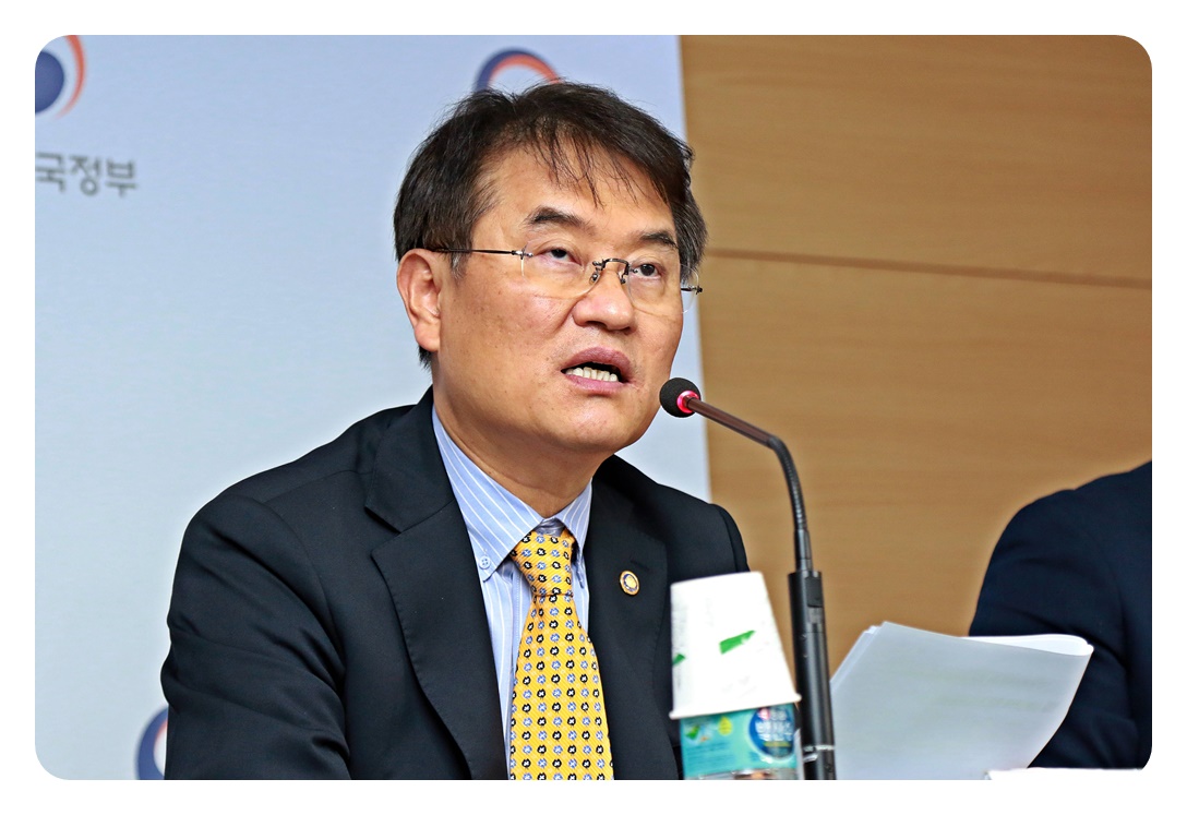 윤종인 차관이 18일 오후 서울시 종로구 세종대로 정부서울청사 합동브리핑실에서 열린 '긴급재난지원금 관련 기자간담회'에 참석해 모두발언을 하고 있다.