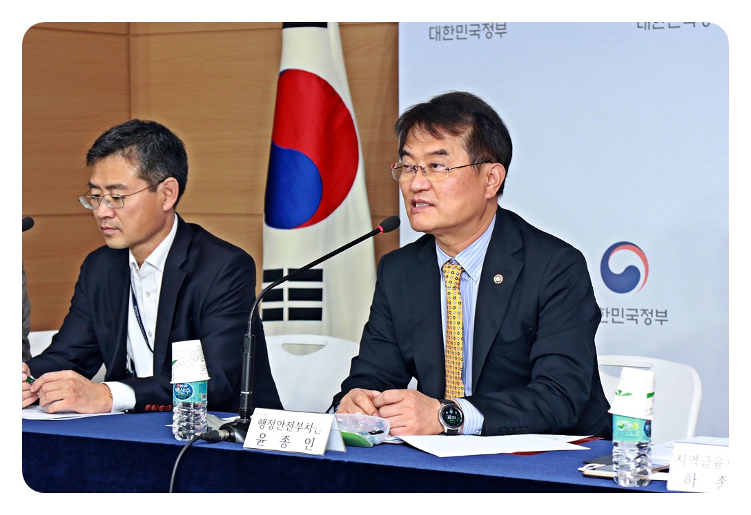 윤종인 차관이 18일 오후 서울시 종로구 세종대로 정부서울청사 합동브리핑실에서 열린 '긴급재난지원금 관련 기자간담회'에 참석해 모두발언을 하고 있다.