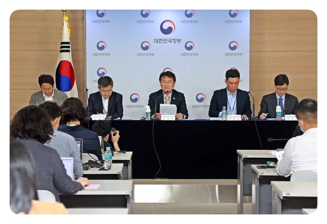 윤종인 차관이 18일 오후 서울시 종로구 세종대로 정부서울청사 합동브리핑실에서 열린 '긴급재난지원금 관련 기자간담회'에 참석해 모두발언을 하고 있다.