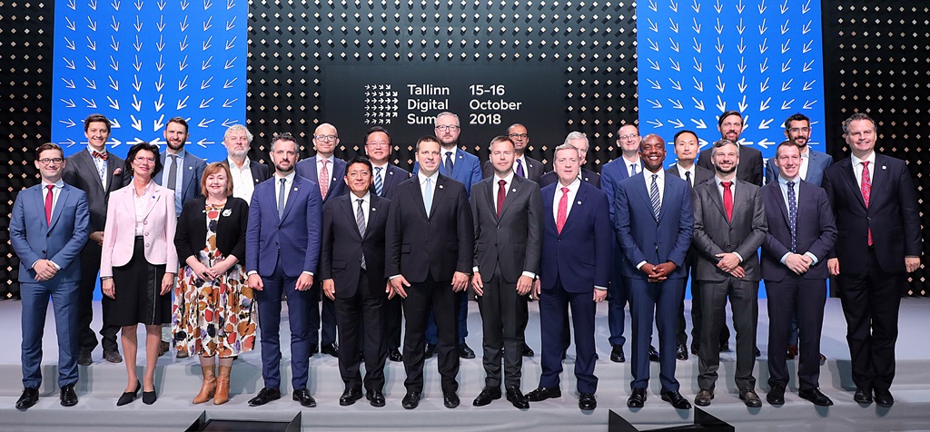 Minister Kim Boo Kyum (5th, back row) is taking a group photo with government delegates at the Tallinn Digital Summit held in Tallinn, Estonia on October 16. 