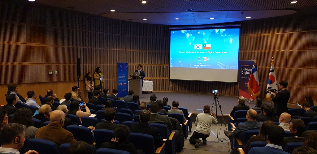 Vice Minister Yoon Jong-in is delivering his opening remarks at the Korea-Chile Cooperation Forum on Digital Government, attended by about 150 participants, at the government complex in Chile on May 23. 