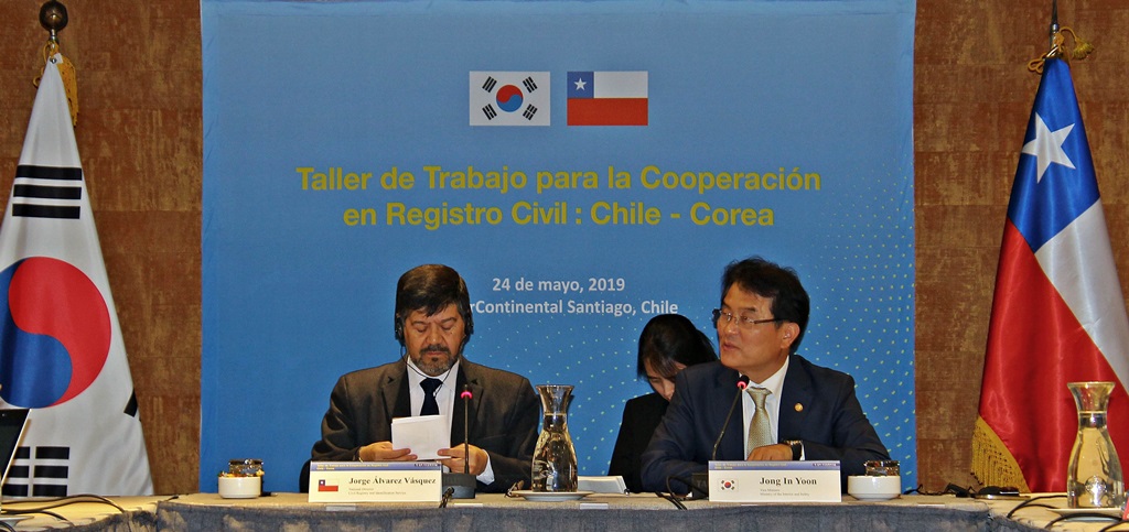 Vice Minister Yoon Jong-in is delivering his opening address at the “Korea-Chile Cooperation Workshop on Resident Registration” held at the Intercontinental Hotel in Santiago, Chile on May 24.