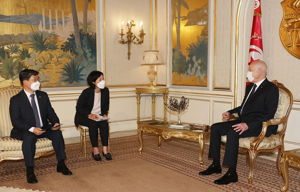 Jeon Hae-cheol, Minister of the Interior and Safety, has a friendly talk with President Kais Saied at the presidential palace in Tunis, the capital of Tunisia, on the morning of the 28th (local time).