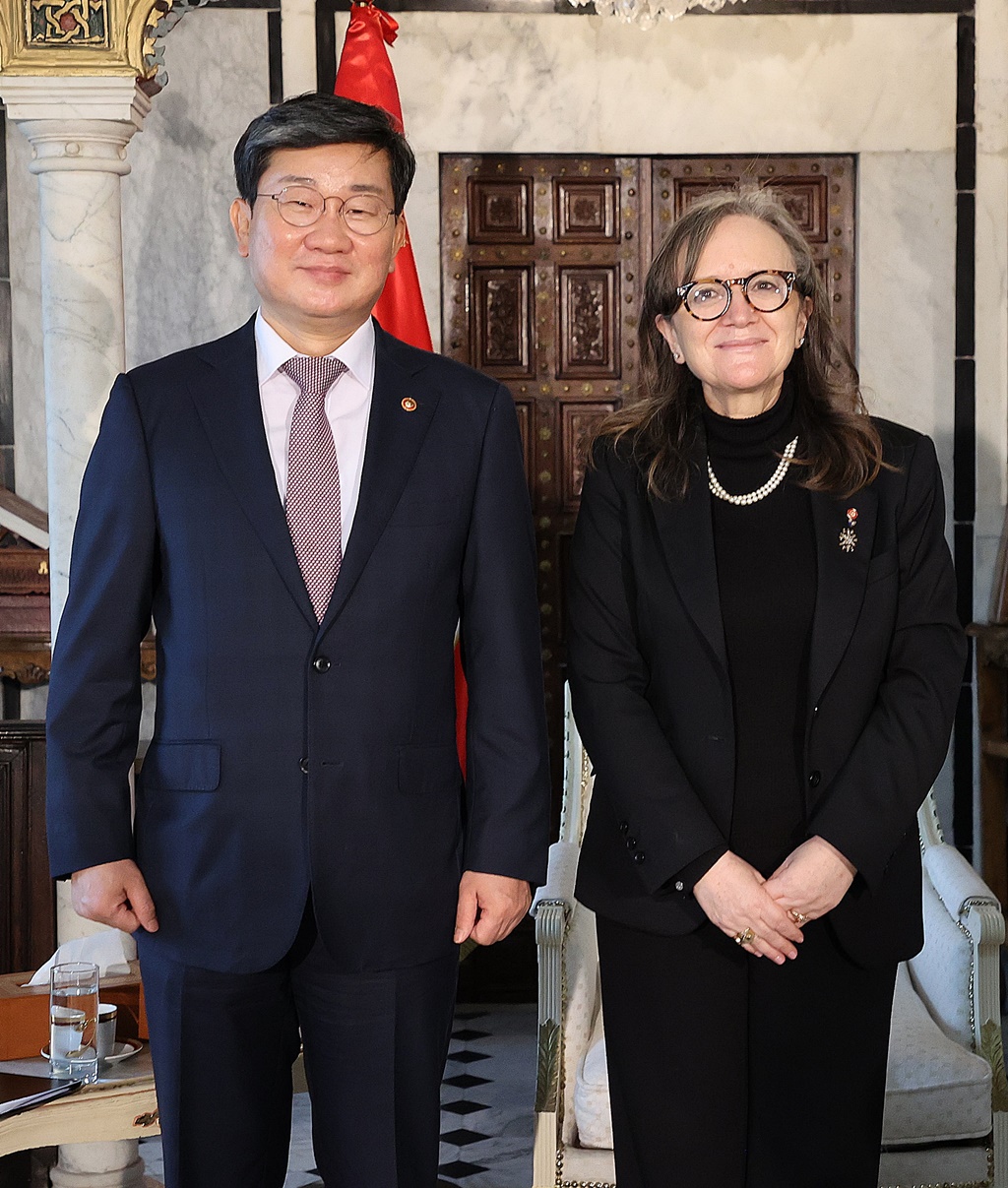 On the afternoon of the 28th (local time), Minister of the Interior and Safety Jeon Hae-cheol (left) takes a commemorative photo with Tunisian Prime Minister Najla Bouden Romdhan at the Prime Minister's Office in Tunis, the Tunisian capital  after discussing the ways to develop the Korea-Tunisia Digital Government Cooperation Center and to jointly enter the digital government market in the Middle East and North Africa region.