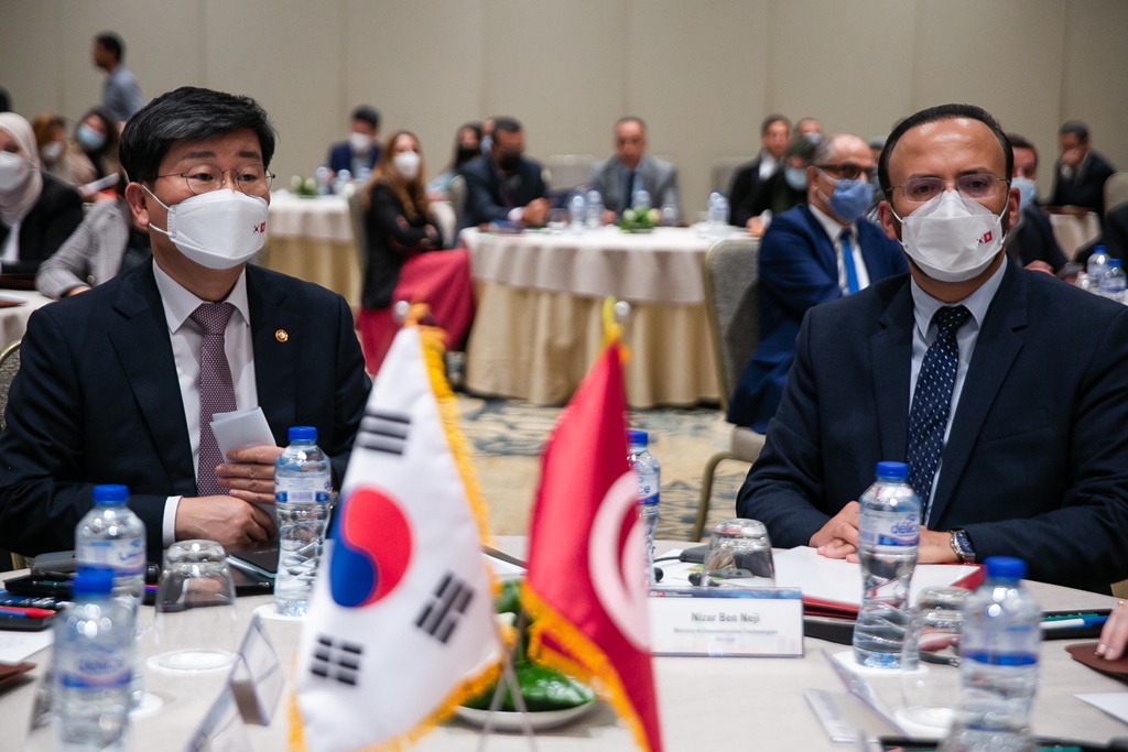 Jeon Hae-cheol(left), Minister of the Interior and Safety, who is visiting Tunisia, sits with Tunisian Minister of Communication Technologies Nizar Ben Neji at the 'Korea-Tunisia Digital Government Cooperation Forum' held on the afternoon of the 28th (local time). 