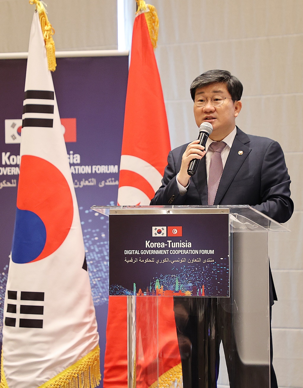 Minister Jeon Hae-cheol gives a brief speech at the 'Korea-Tunisia Digital Government Cooperation Forum' held at the Four Seasons Hotel in Tunis, the capital of Tunisia, on the afternoon of the 28th (local time).