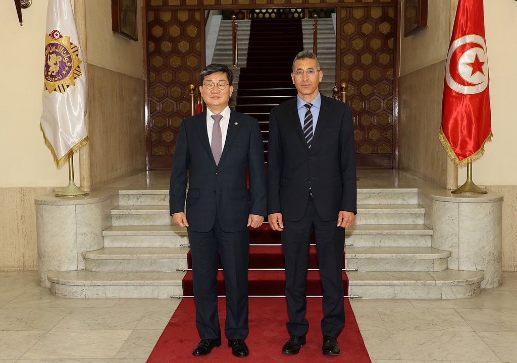 Minister of the Interior and Safety Jeon Hae-cheol attending the 'Korea-Tunisia Digital Government Cooperation Forum' held in Tunisia on 28 (local time) takes a commemorative photo with Minister Taoufik Charfeddine during a visit to the Tunisian Ministry of the Interior.