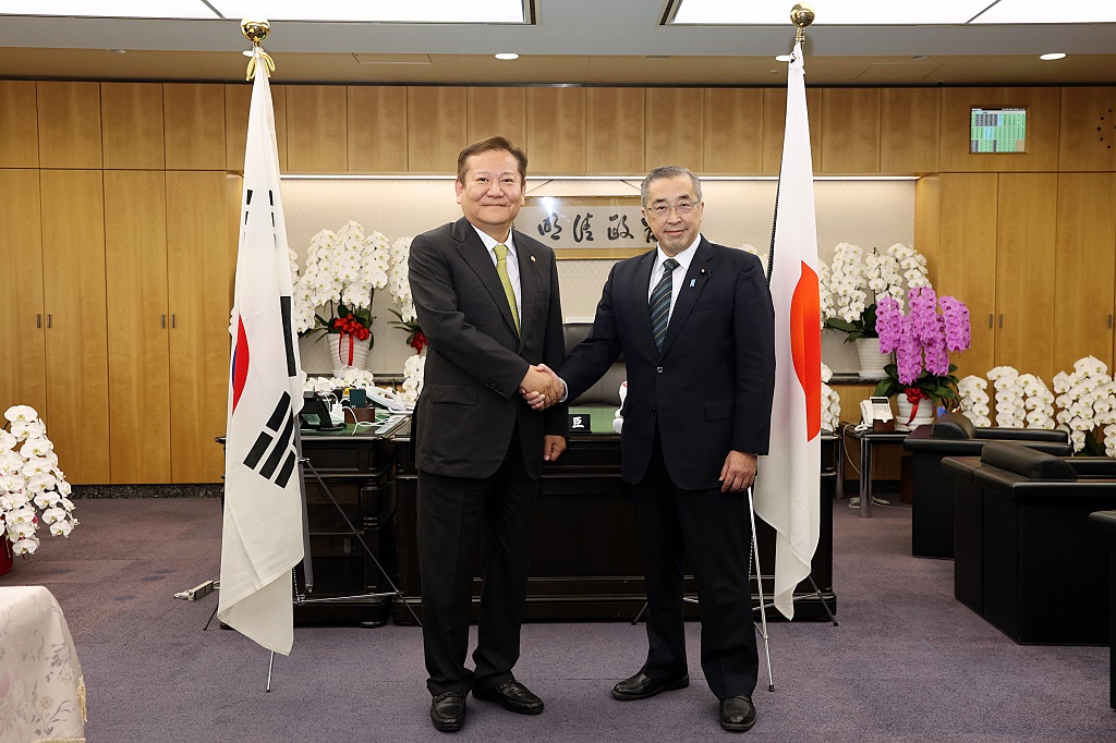 Interior Minister Lee Sang-min shakes hands with Japan's State Minister of Internal Affairs and Communications Suzuki Junji during a bilateral meeting at Japan's Ministry of Internal Affairs and Communications on the afternoon of the 13th, discussing ways to strengthen cooperation, including the resumption of the Korea-Japan Policy Exchange Meeting.