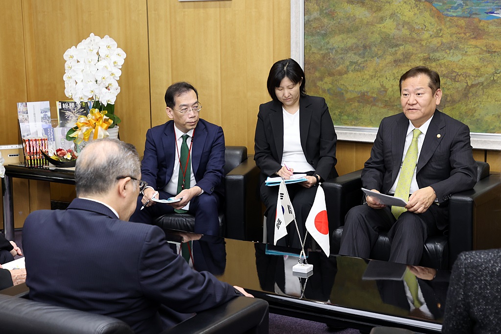Interior Minister Lee Sang-min discusses how to strengthen cooperation between the two ministries with State Minister of Internal Affairs and Communications Suzuki Junji, including resuming the Korea-Japan Policy Exchange Meeting.