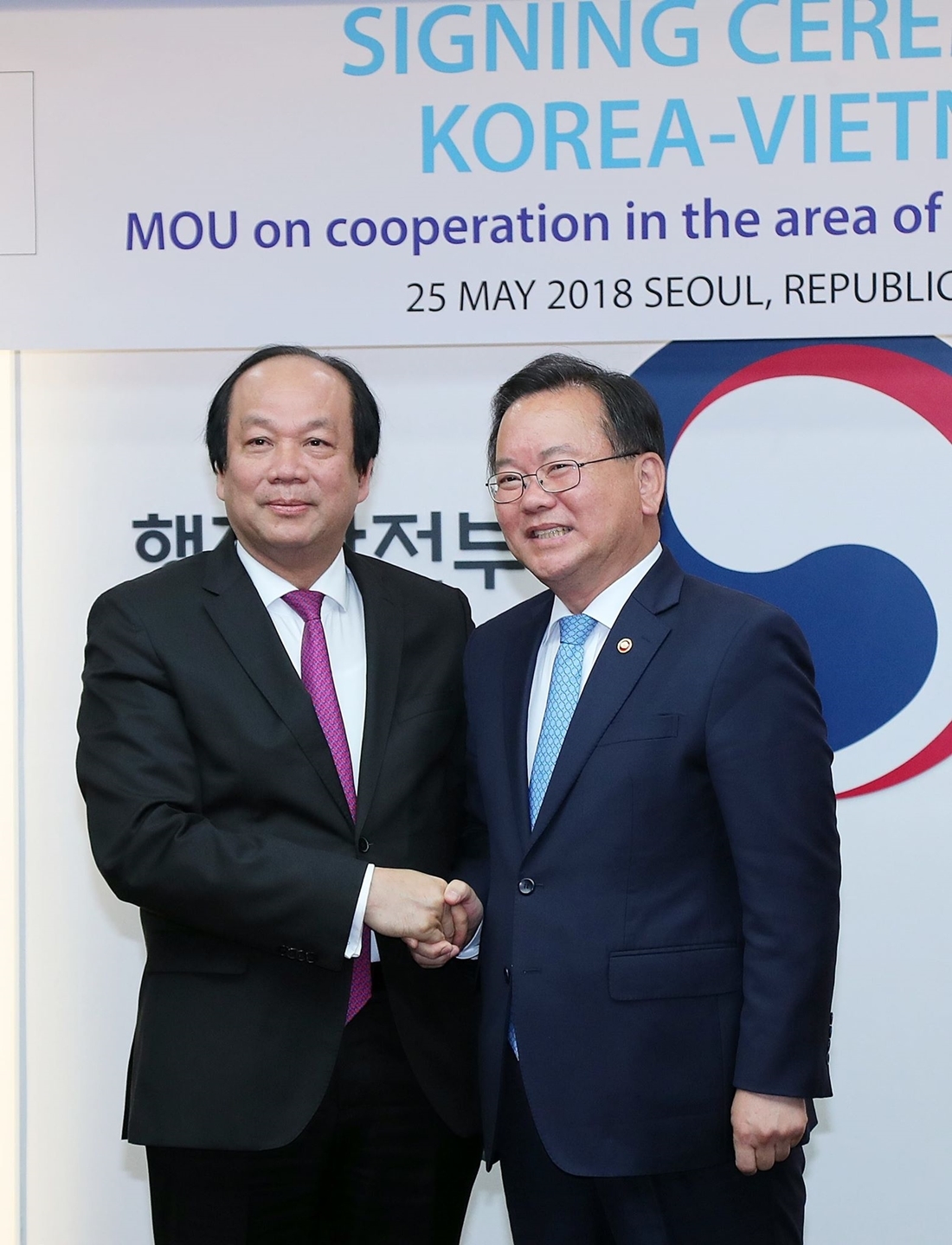 Minister of the Interior and Safety Kim Boo-kyum and Vietnamese Minister-Chairman of the Government Office Mai Tien Dung inked the Memorandum of Understanding (MOU) for Cooperation on e-Government on May 25, at the Government Complex Seoul.