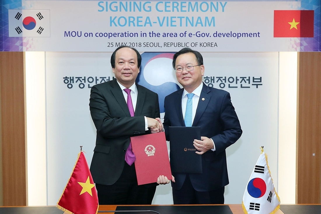 Minister of the Interior and Safety Kim Boo-kyum and Vietnamese Minister-Chairman of the Government Office Mai Tien Dung inked the Memorandum of Understanding (MOU) for Cooperation on e-Government on May 25, at the Government Complex Seoul.
