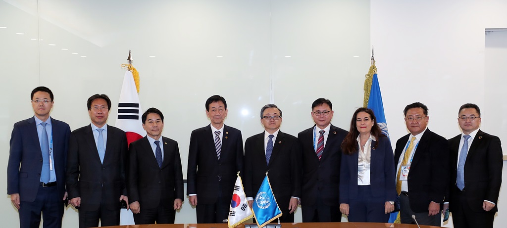 Minister Chin Young (4th from L) is taking a commemorative photo with UN Under-Secretary-General Liu Zhenmin (5th from L) after having a meeting before the opening of the 2019 UN Asia-Pacific Regional Symposium on SDGs, which took place in Songdo Convensia, Incheon on November 21. 