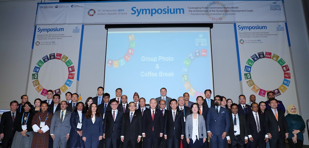 Participants of the symposium including former UN Secretary-General Ban Ki-moon and Minister Chin Young are taking commemorative photos at the opening ceremony of the 2019 UN Asia-Pacific Regional Symposium on SDGs, which took place in Songdo Convensia, Incheon on November 21. 