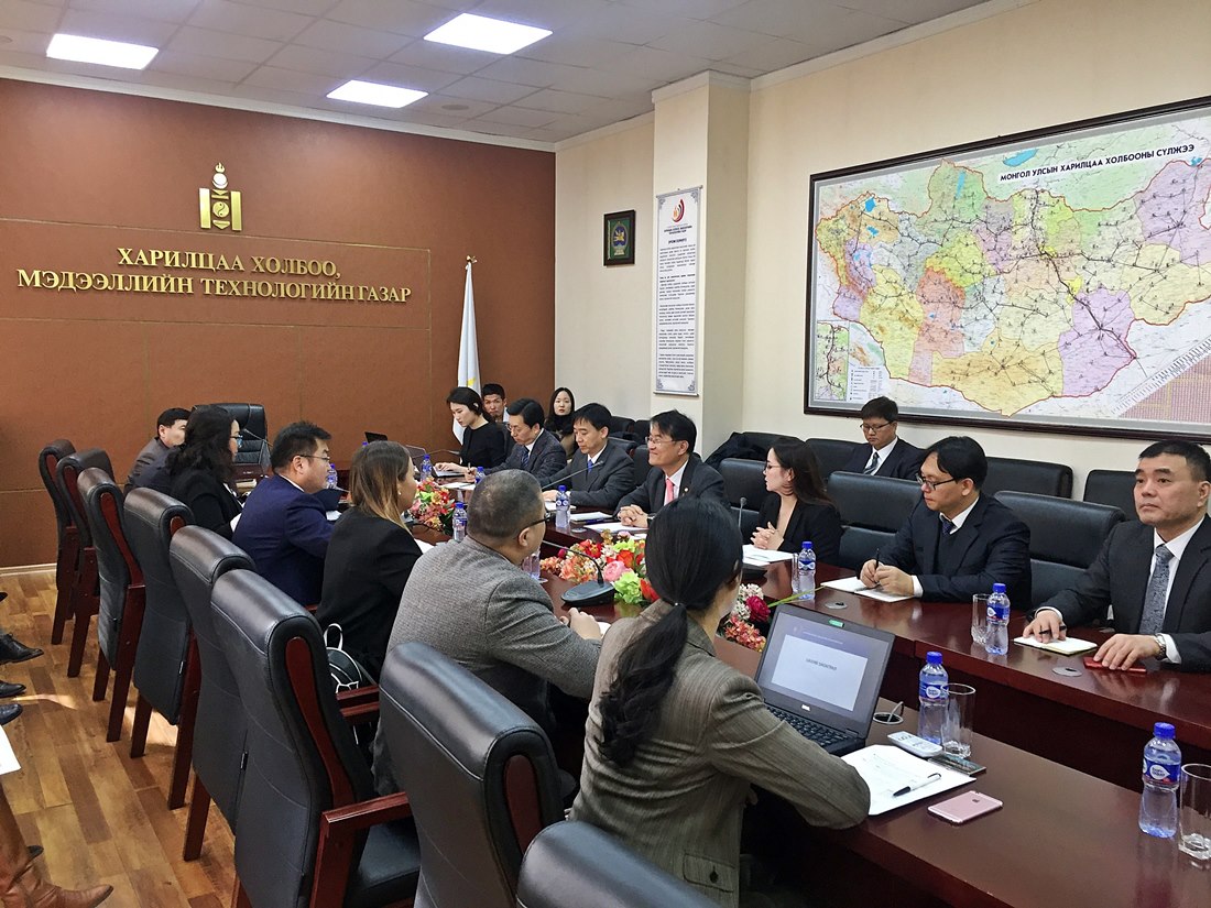 Vice Minister Yoon Jong-in shares thoughts on mutual cooperation in e-government with Mr. Chinbat Baatarjav, Chairman of Communications and Information Technology Agency of Mongolia, on March 21. 