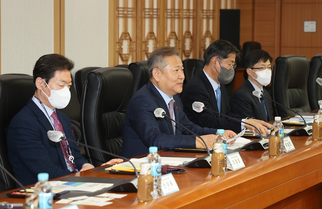 Minister of the Interior and Safety Lee Sang-min attends the 1st Plenary Meeting of the Government Innovation Committee held at the Government Complex Seoul in Jongno-gu, Seoul, on the afternoon of the 13th and gives a brief speech.