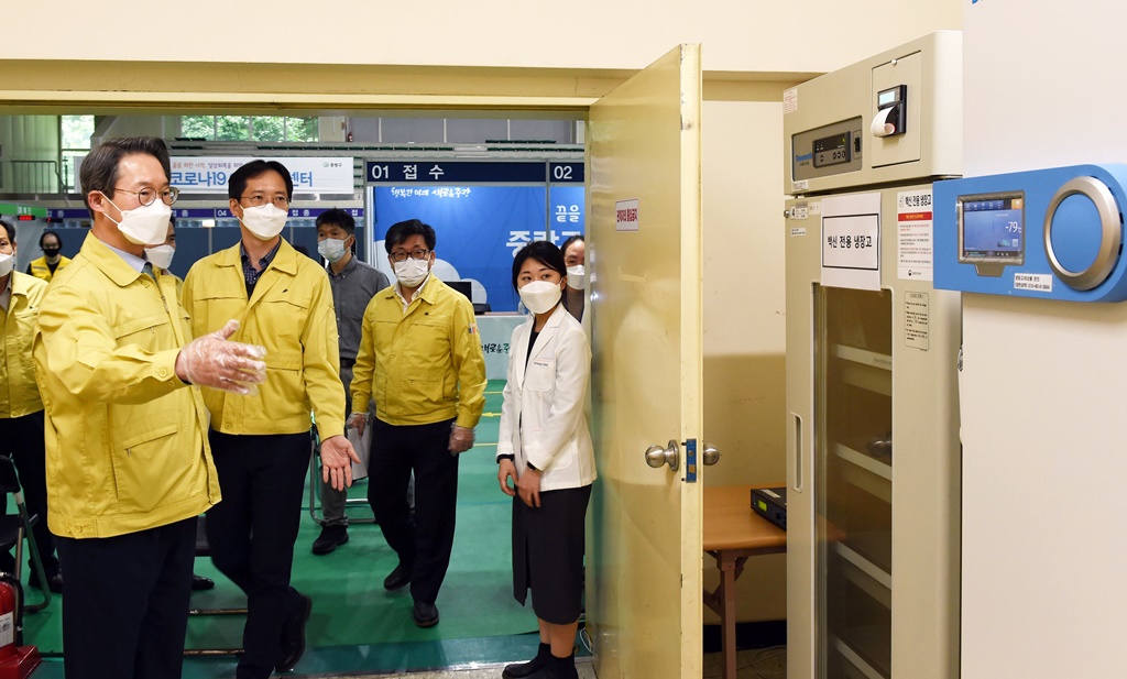 김희겸 재난안전관리본부장이 30일 오후 서울시 중랑구 소재 코로나-19 백신 예방접종센터(중량문화체육관)을 방문하여 백신보관 냉동고를 점검하고 있다 