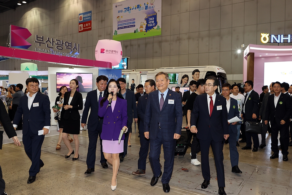 Minister Lee Sang-min looks around the Exposition of the Hometown Love Day held at Kintex in Goyang-si, Gyeonggi-do, on the afternoon of the 4th.