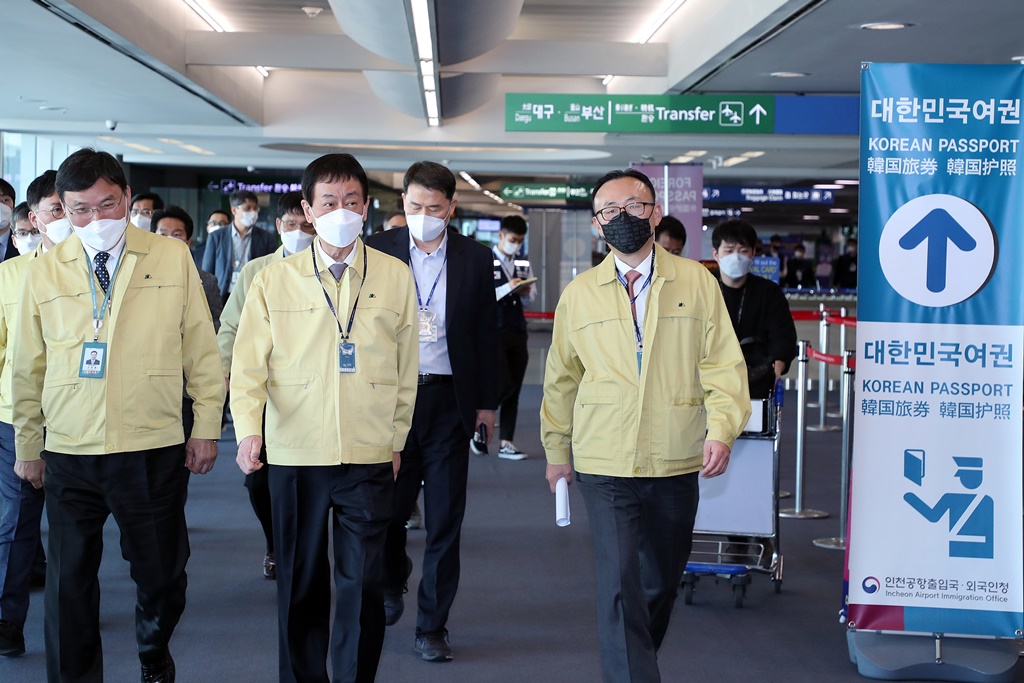 진영 장관이 6일 오후 인천국제공항을 방문하여 공항 입국 검역체계와 입국장 자가격리 앱 설치 등 코로나19 대응 현장을 점검하고 있다.