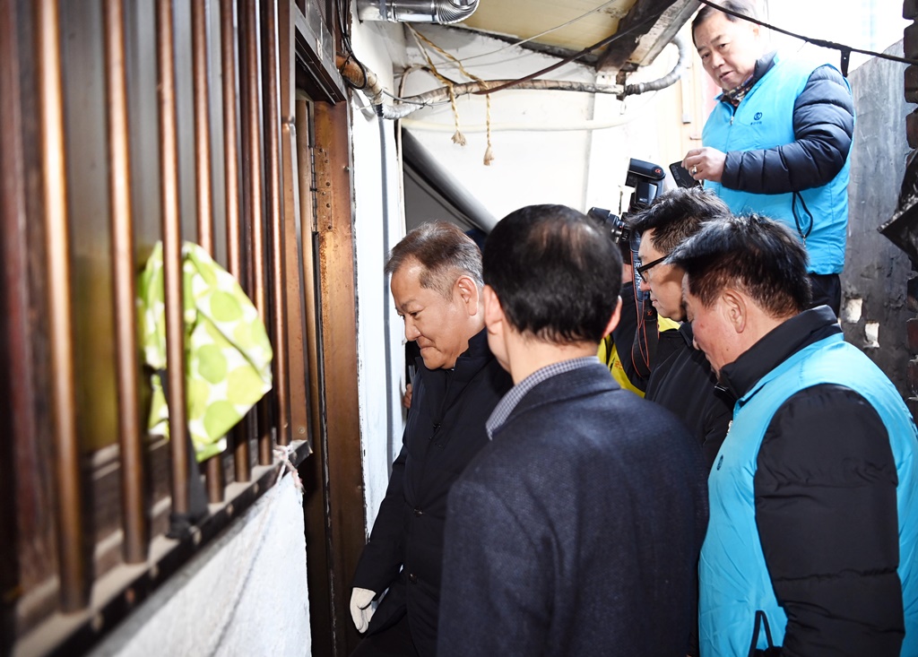 이상민 행정안전부 장관이 13일 오후 서울역 쪽방촌 주민세대를 찾아 난방시설을 점검하고 있다.
