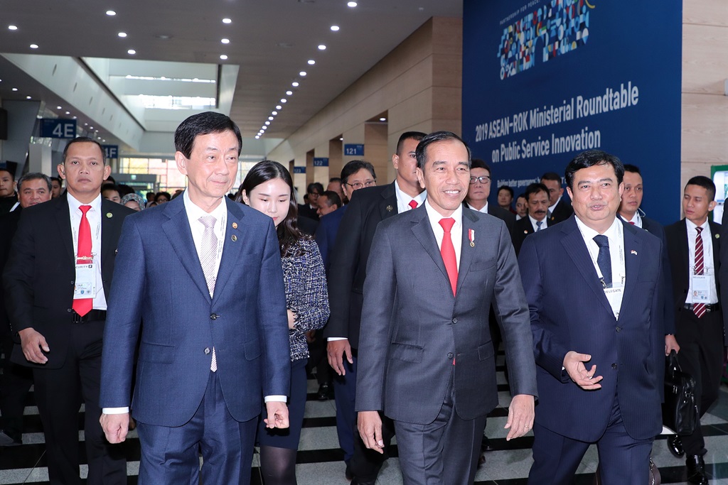 진영(왼쪽) 장관이 25일 오전 부산 벡스코에서 열린 한-아세안 특별정상회의에 참석한 '조코위도도' 인도네시아 대통령과 공공행정 혁신전시장을 둘러보고 있다.