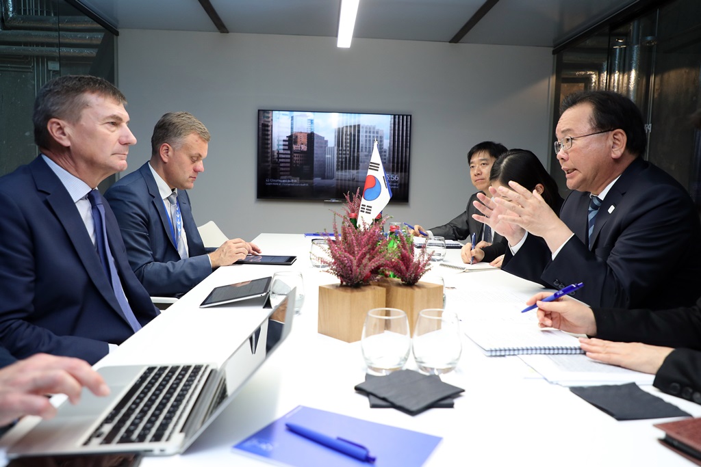 Minister Kim Boo Kyum is shaking hands with Lord Ashton, Under Secretary at the U.K. Department of Digital, Culture, Media and Sport after discussing Korea-UK cooperation on digital government and government innovation.  