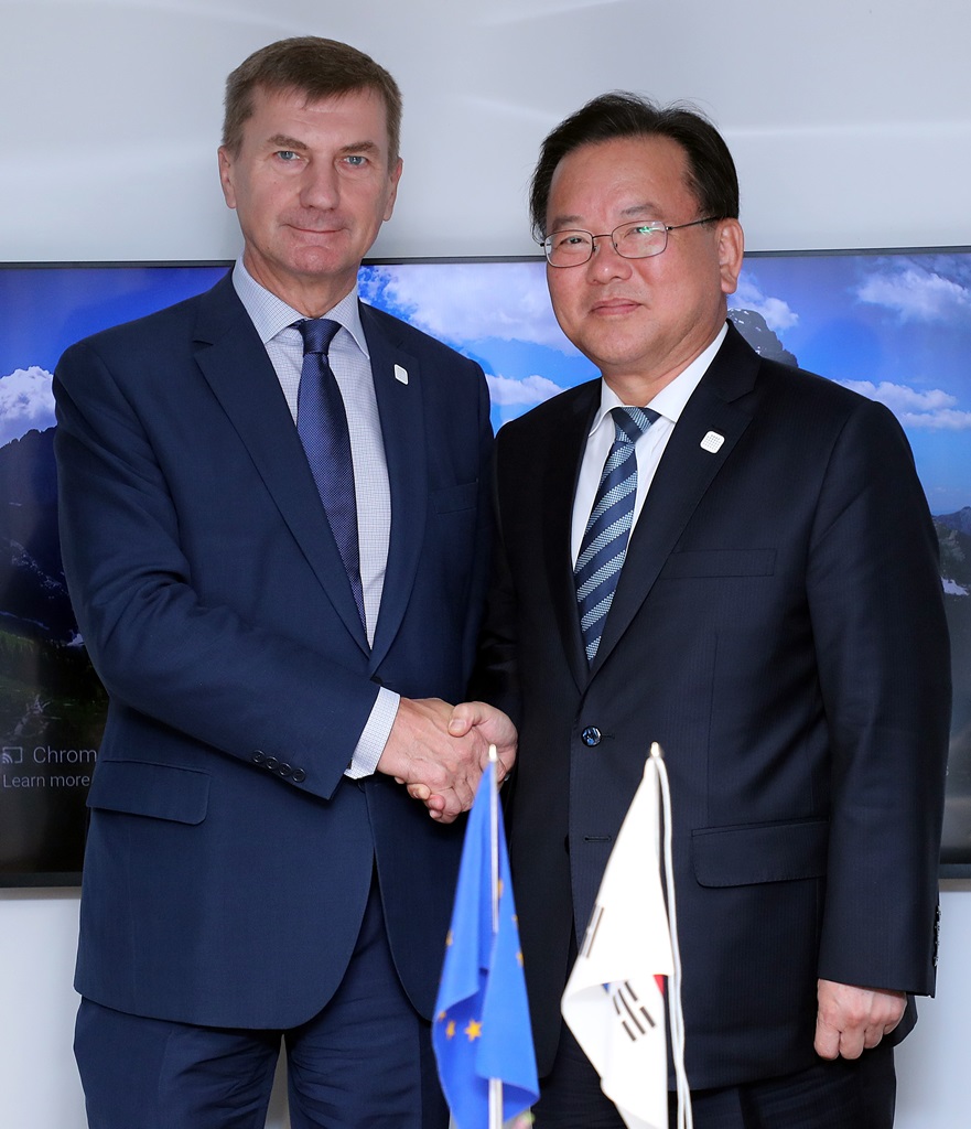 Minister Kim Boo Kyum meets with Martin Pr?stegaard, Danish Minister of Finance to discuss Korea-Denmark cooperation on e-government. 