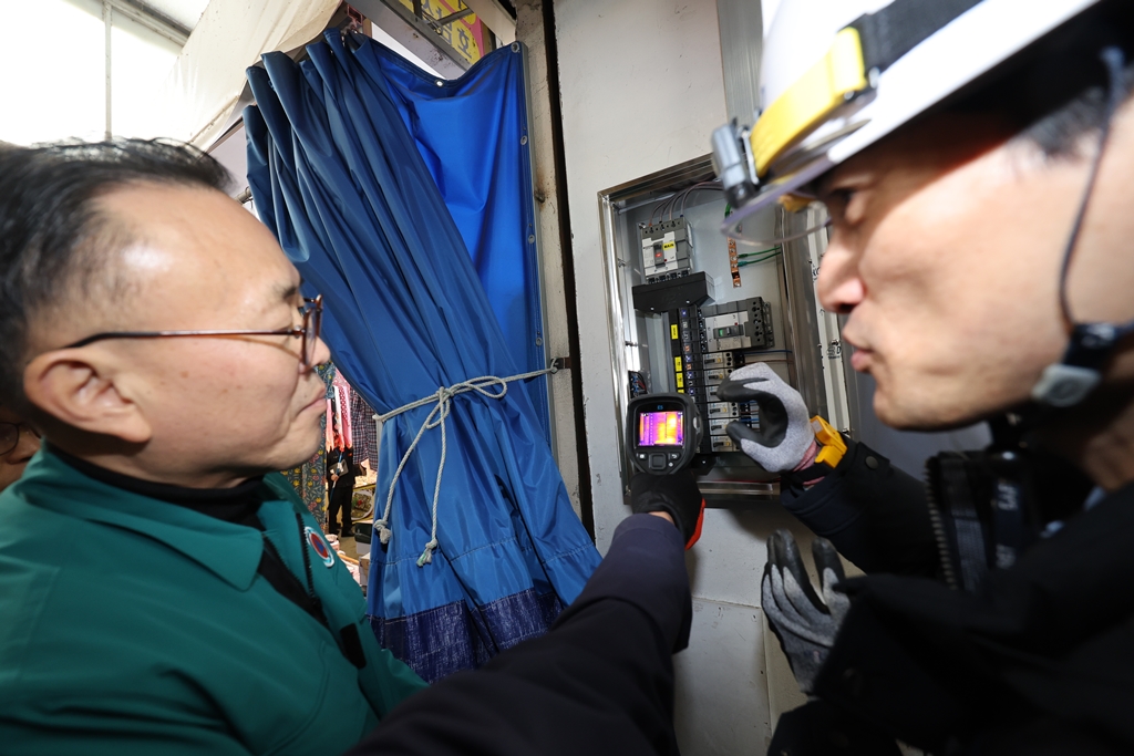 이한경 행정안전부 재난안전관리본부장이 26일 광주시 양동시장을 찾아 전기 가스 점검을 하고 있다.