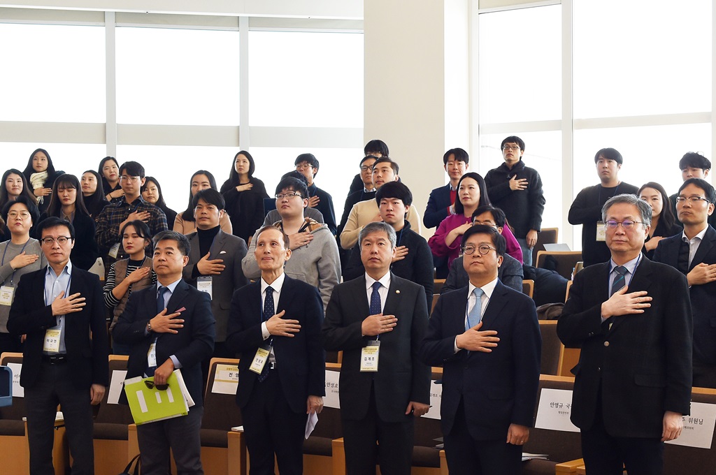 김계조 재난안전관리본부장이 6일 서울 롯데타워 스카이컨벤션에서 열린 『2019년 재난안전정책연구 학술세미나 회의』에 참석해 국기에 대한 경례를 하고 있다.