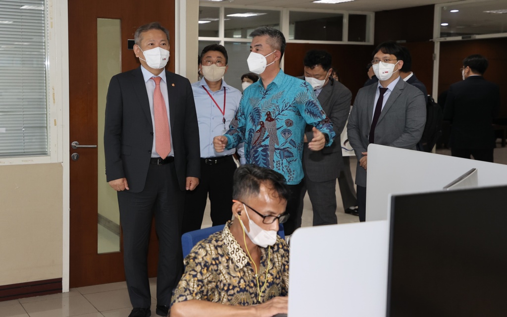 Minister Lee Sang-min at the Indonesian tax office building in Jakarta on the afternoon of the 17th (local time) inspects the Indonesian Tax Administration System building project won by a Korean company and encourages the project team.