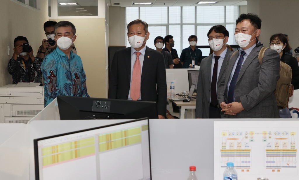 Minister Lee Sang-min at the Indonesian tax office building in Jakarta on the afternoon of the 17th (local time) inspects the Indonesian Tax Administration System building project won by a Korean company and encourages the project team.