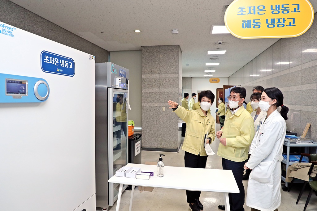 이재영 차관이 1일 오후 서울시 성동구청에 마련된 코로나19 백신예방 접종센터를 찾아 실무자들을 격려하고 진행 중 애로사항 및 건의사항에 관한 의견을 나누고 있다.
