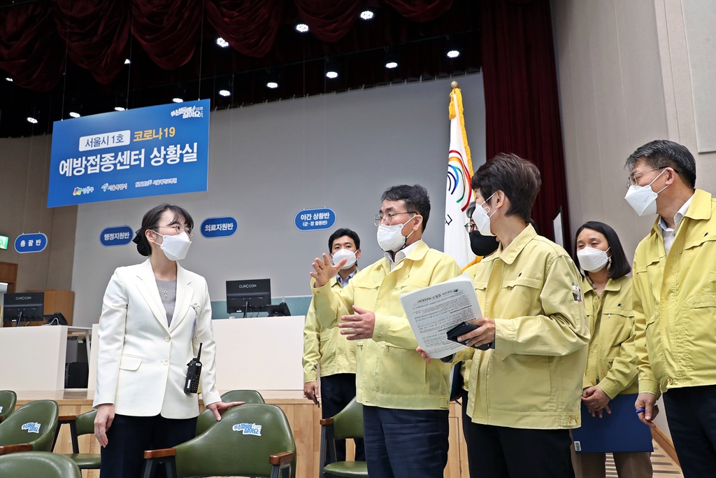 이재영 차관이 1일 오후 서울시 성동구청에 마련된 코로나19 백신예방 접종센터를 찾아 실무자들을 격려하고 진행 중 애로사항 및 건의사항에 관한 의견을 나누고 있다.