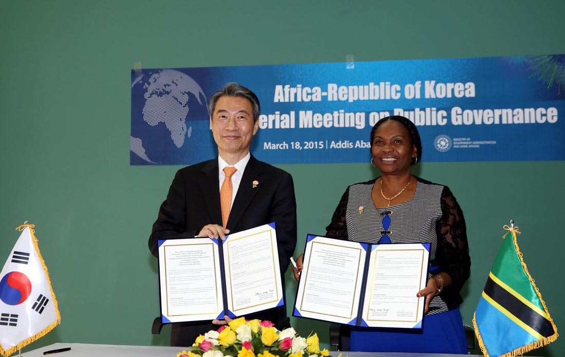 Minister Chong (left) is posing for a photo with Minister Celina O. Kombani for Public Service Management of the United Republic of Tanzania (right) after signing a memorandum of understanding with the Tanzanian government to enhance bilateral cooperation for good governance.