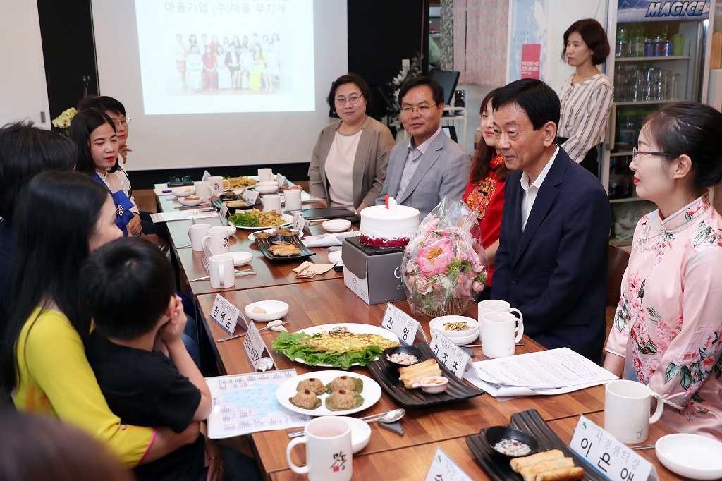 진영 장관이 14일 결혼이주여성들이 운영하는 서울 은평구 소재 마을기업 '마을무지개'를 방문해 마을기업 이주여성들과 간담회를 하고 있다.