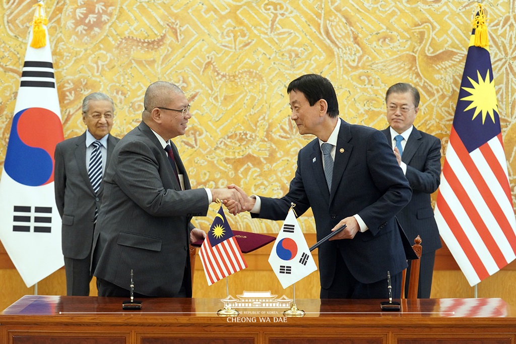 Minister Chin Young and Minister Dato Saifuddin Abdulla of Foreign Affairs of Malaysia signed the Korea-Malaysia MOU on digital government on November 28 at the Blue House.