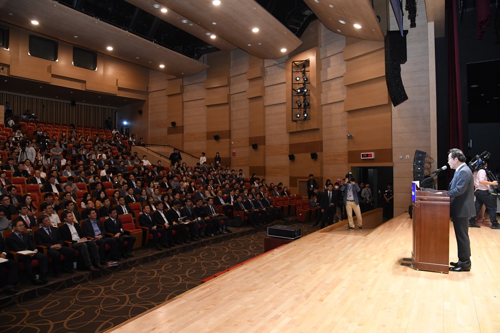 10일 세종청사 6동 대강당에서 관계기관 합동으로 열린 '중앙·지방 적극행정 추진전략 및 성과 공유대회'에서 이낙연 총리가 격려사를 하고 있다.