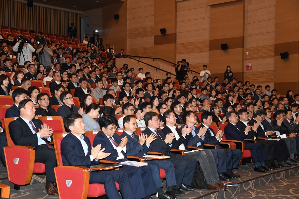 10일 세종청사 6동 대강당에서 열린 '중앙·지방 적극행정 추진전략 및 성과 공유대회'에서 참석자들이 공무원 동아리 더세뮤의 뮤지컬을 관람하며 박수를 치고 있다.
