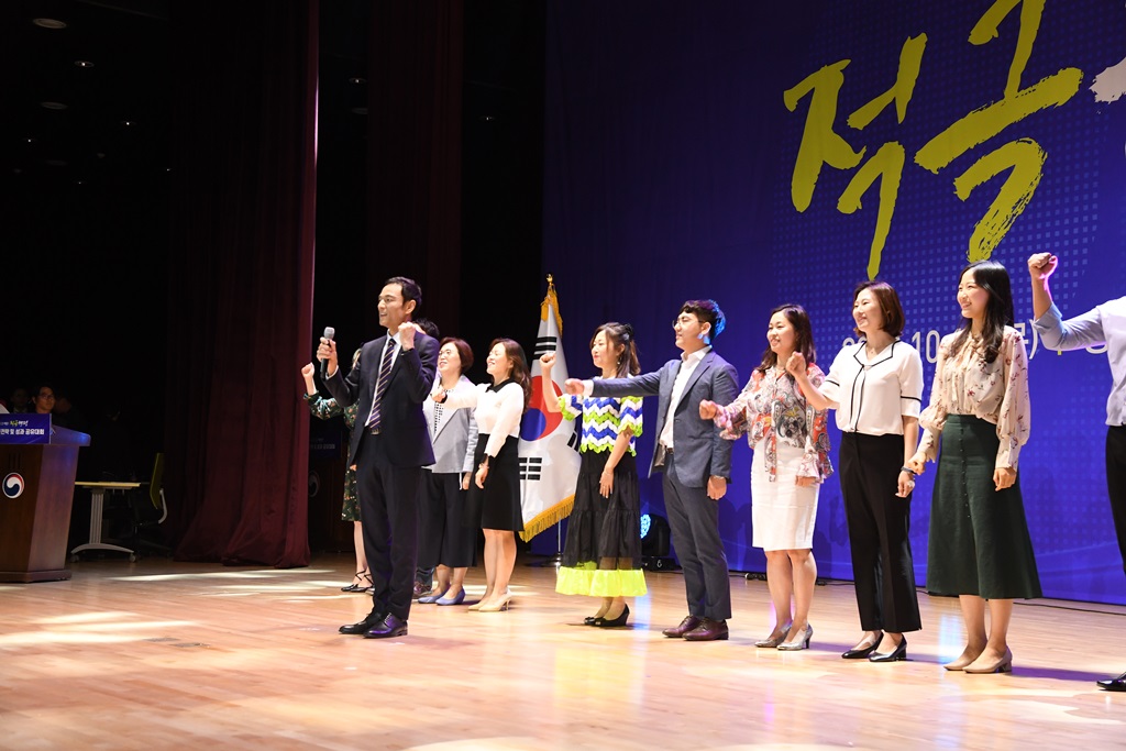 10일 세종청사 6동 대강당에서 열린 '중앙·지방 적극행정 추진전략 및 성과 공유대회'에서 공무원 동아리 더세뮤가 뮤지컬 공연을 마친 후 관객석을 향해 인사하고 있다.