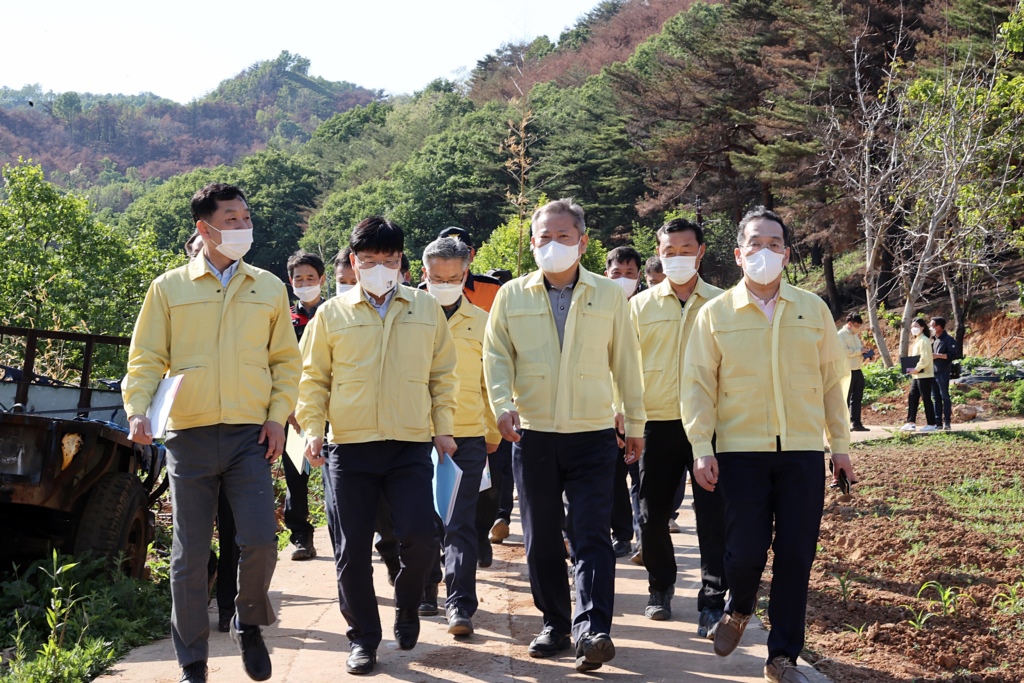 Minister of the Interior and Safety Lee Sang-min visits the forest fire-damaged area in Donghae City, Gwangwon Province, and offers consolation to the fire victims staying in temporary housing while looking around the area on the afternoon of the 15th. 
