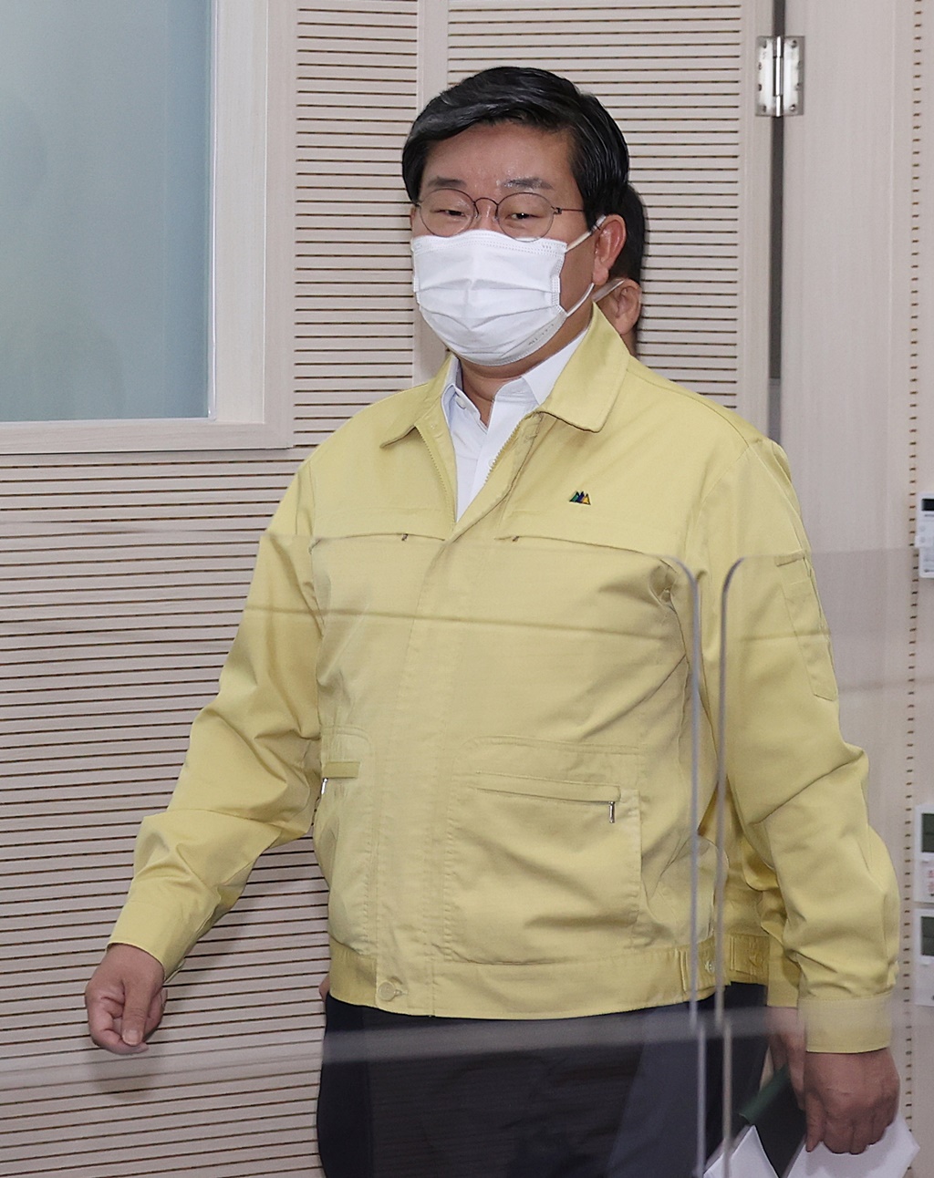 Interior and Safety Minister Jeon Hae-cheol, Vice Head 2 of the Central Disaster and Safety Countermeasures Headquarters (CDSCH), attends a CDSCH meeting on COVID-19 response at the central disaster safety situation room in Government Complex Sejong-2 on December 1.