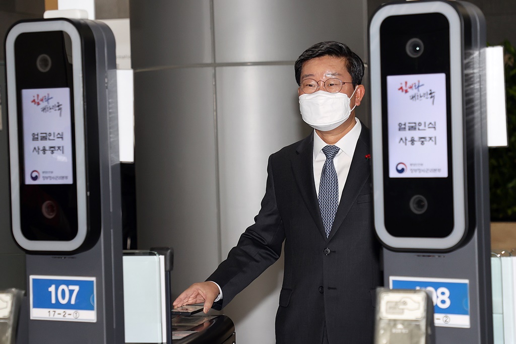Minister Jeon Hae-Cheol demonstrates how to make an entrance to the security check gate on the 1st floor using a mobile public official ID card in Government Complex Sejong 2 on the 13th. 