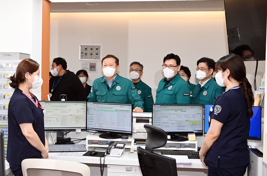 이상민 행정안전부 장관이 25일 오후 경기도의료원 이천병원을 방문해 병원 관계자들을 격려하고 있다.