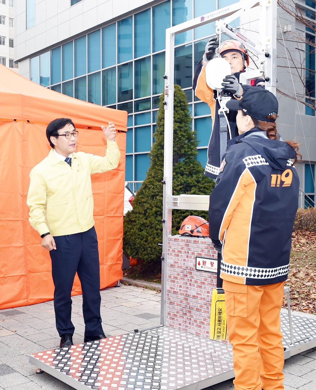제409차 민방위 날인 27일, 서울의료원(서울 중랑구)에서 열린 화재 대피 훈련에서 류희인 재난안전관리본부장이 이동식 완강기 사용방법 시연에 참여하고 있다.