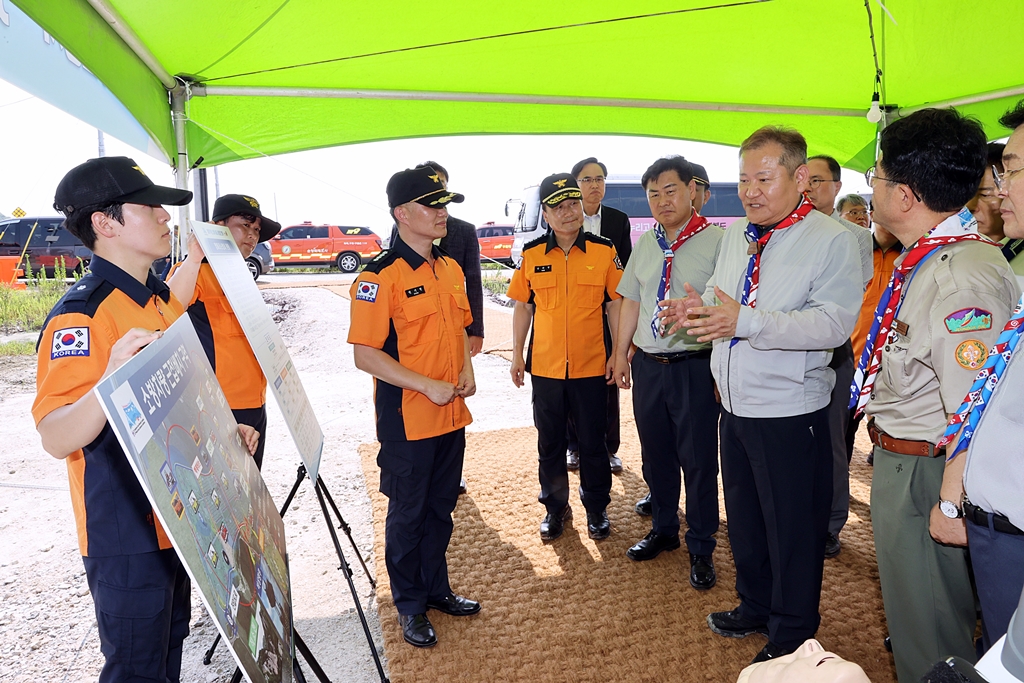 Lee Sang-min, Minister of the Interior and Safety, visits the Saemangeum in Buan-gun, Jeollabuk-do, where the 2023 World Scout Jamboree will be held to check the preparation status and fire safety measures on the afternoon of the 29th.
